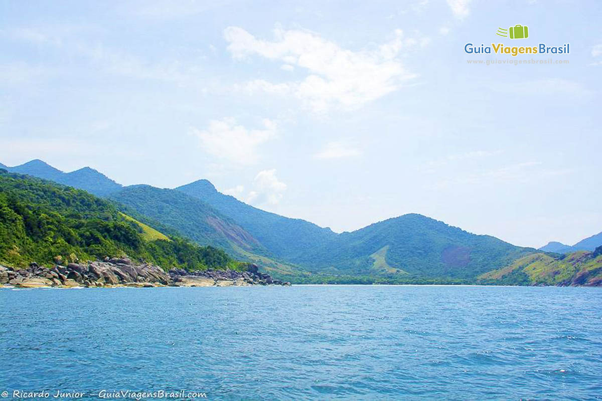 Imagem do mar azul e encantador da Ilhabela.